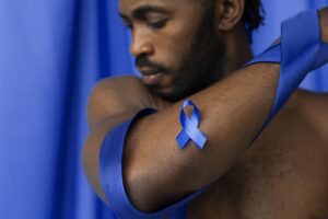 portrait-homme-afro-americain-ruban-bleu-cancer