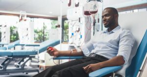 homme africain faisant un don de sang