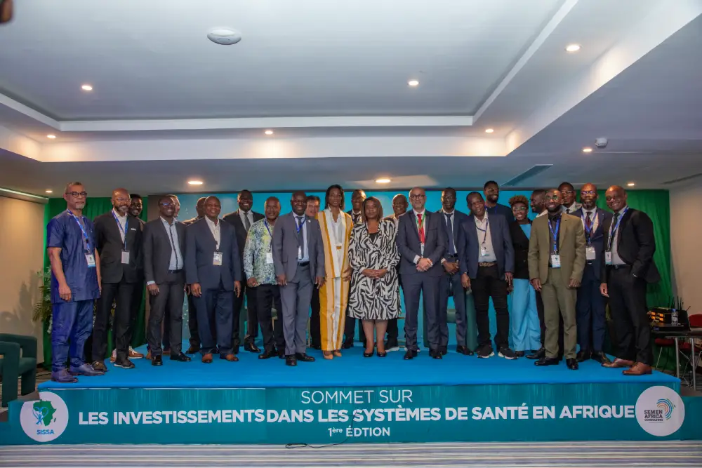 Photo de groupe des différents acteurs lors de la clôture de la première édition du sommet sur les investissements dans les systèmes de santé en Afrique