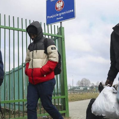 Photo de trois jeunes hommes d'origine africaine au GGO fuyant la guerre en Ukraine