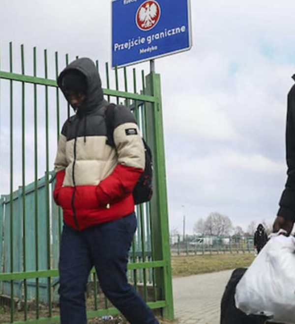 Photo de trois jeunes hommes d'origine africaine au GGO fuyant la guerre en Ukraine