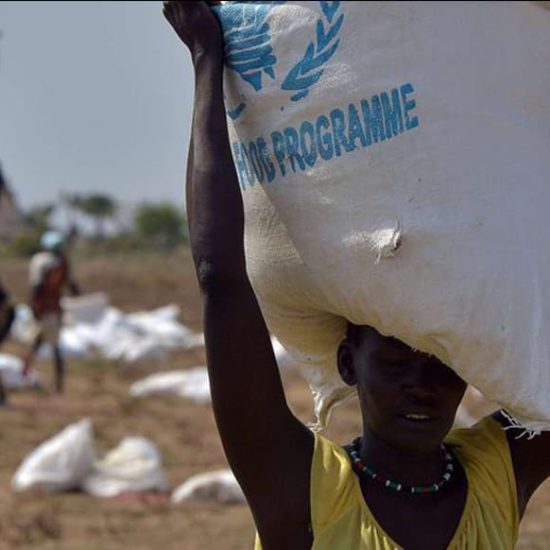 Réfugiers transportant des sacs de soutien alimentaire pour le programme d'aide aux réfigiers dans les pays d'Afrique de l'Est - Éthiopie, Kenya, Soudan du Sud et Ouganda.