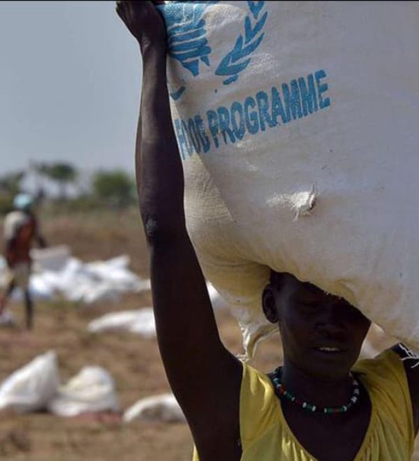 Réfugiers transportant des sacs de soutien alimentaire pour le programme d'aide aux réfigiers dans les pays d'Afrique de l'Est - Éthiopie, Kenya, Soudan du Sud et Ouganda.